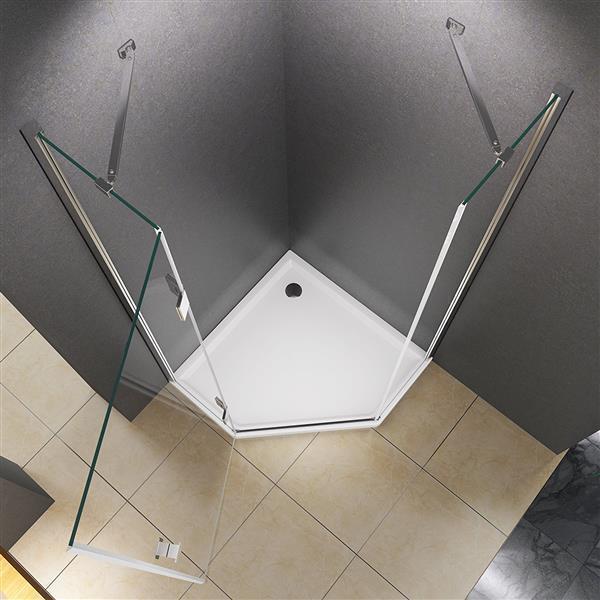 Fünfeckduschkabine aus Echtglas mit Pendeltüren in einer Ecke montiert, inklusive Duschwanne.