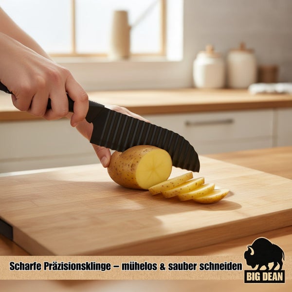 Eine Person schneidet eine Kartoffel mit einem Wellenschliffmesser auf einem Holzschneidebrett in einer Küche.