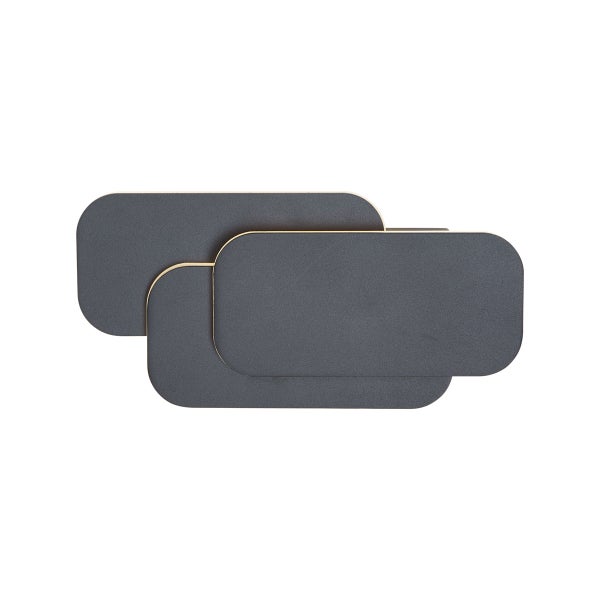 Drei graue Tischsets mit abgerundeten Ecken