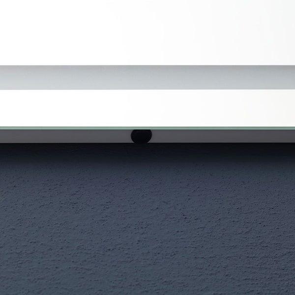 Nahaufnahme eines Spiegels mit integriertem Lichtstreifen und Berührungssensor an der Unterseite.