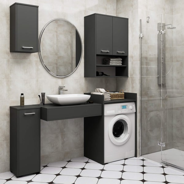 Modernes Badezimmer mit Waschmaschine, Waschtisch, Spiegel und grauen Schränken für eine stilvolle Einrichtung