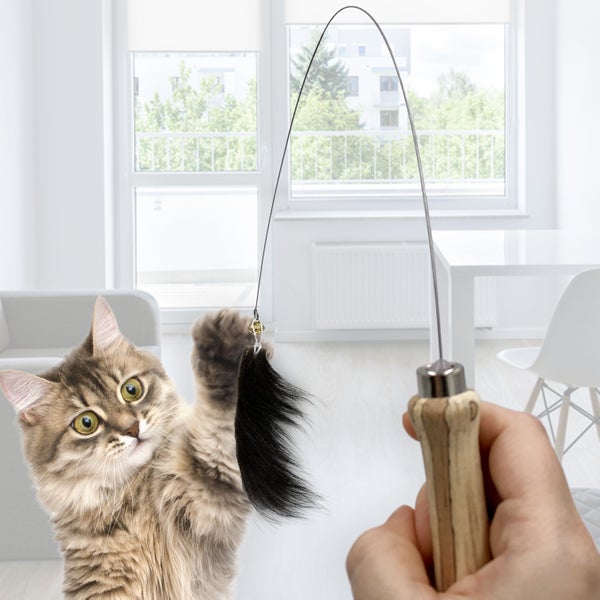 Premium Katzenangel mit echtem Ziegenfell. Lange Spielangel mit stabilem Draht und Holzgriff. Von Hand und mit Liebe in Deutschland gefertigt