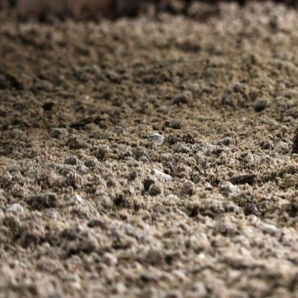Nahaufnahme der Textur von körnigem Substrat oder Erde für Bau und Garten.