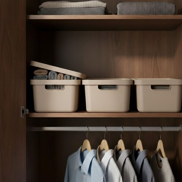 Kleiderschrank mit Kleidung und Aufbewahrungsboxen