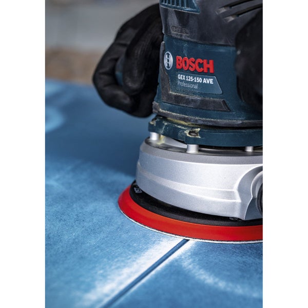 Bosch Logo. Bosch GEX 125-150 AVE Professional Exzenterschleifer beim Schleifen einer Oberfläche.