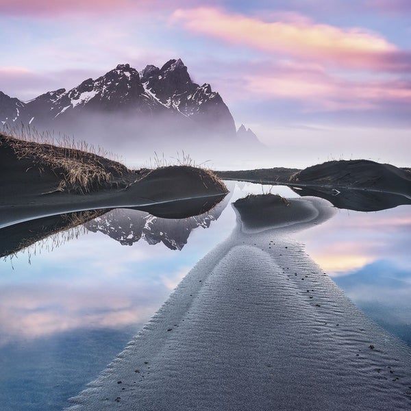 Landschaft mit Berg, Sand und Wasser