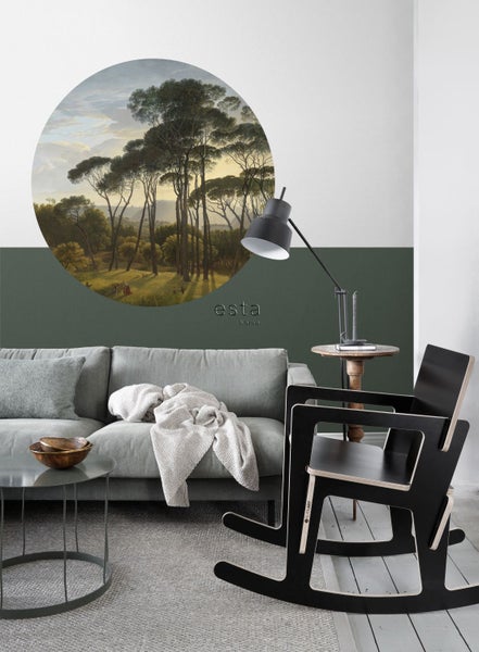 Dekoratives Wohnzimmer mit Wandbild, Sofa und Schaukelstuhl