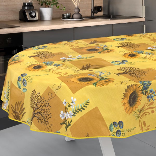 Ovale Tischdecke mit Sonnenblumen- und Baum-Motiven im Patchwork-Design in einer hellen, organisierten Küche.
