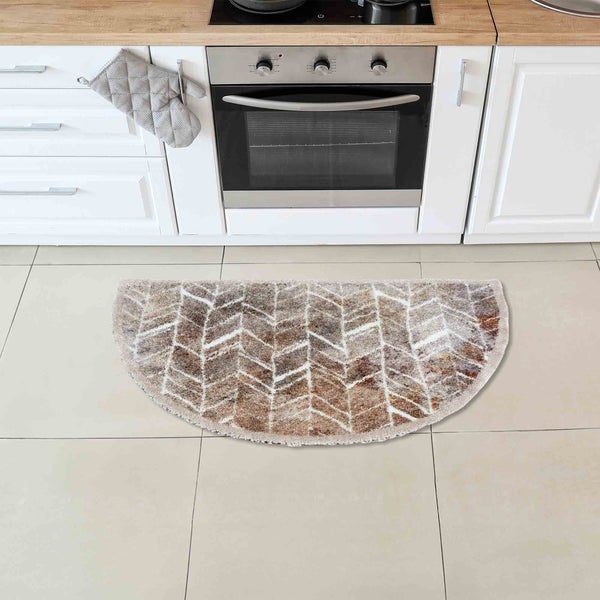 Halbrunder Teppich mit Zickzackmuster vor Küchenzeile