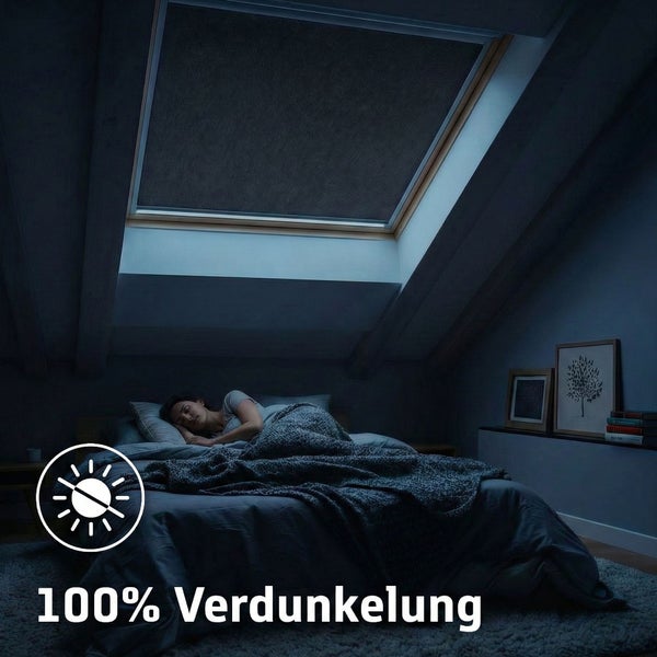 Person schläft in einem abgedunkelten Schlafzimmer mit einem Dachfenster-Verdunkelungsrollo, das 100 Prozent Verdunkelung bietet.