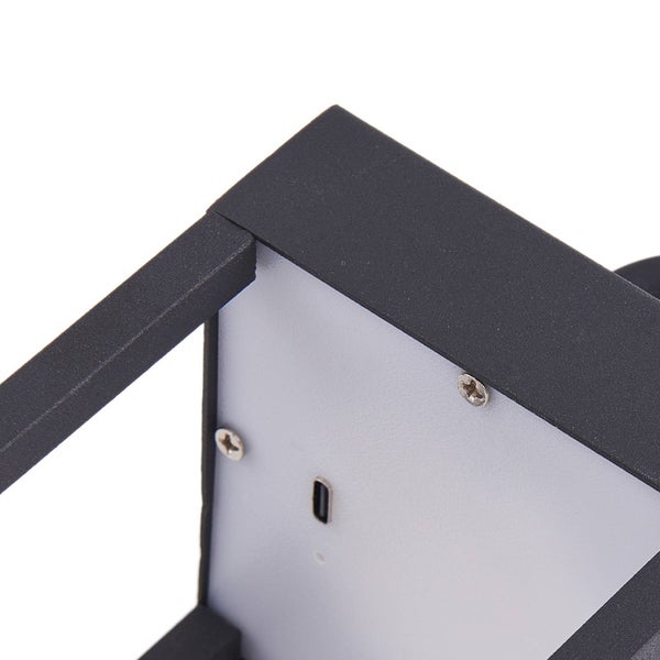 Detailansicht einer schwarzen Wandleuchte mit USB-Anschluss zum Laden und Befestigungsschrauben.