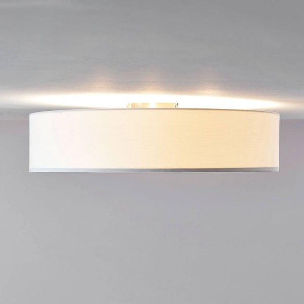 Runde Deckenleuchte mit weißem Stoffschirm in Trommelform.