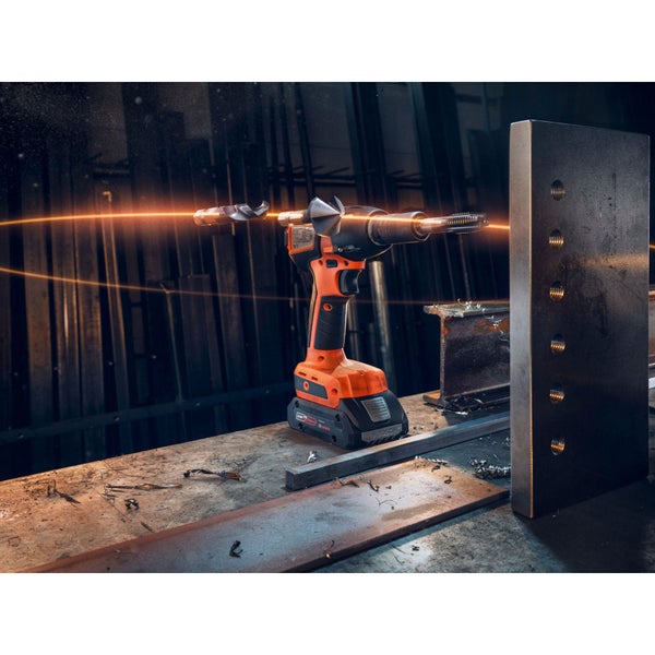 Akkubohrmaschine mit Bohrer beim Bohren in Metall