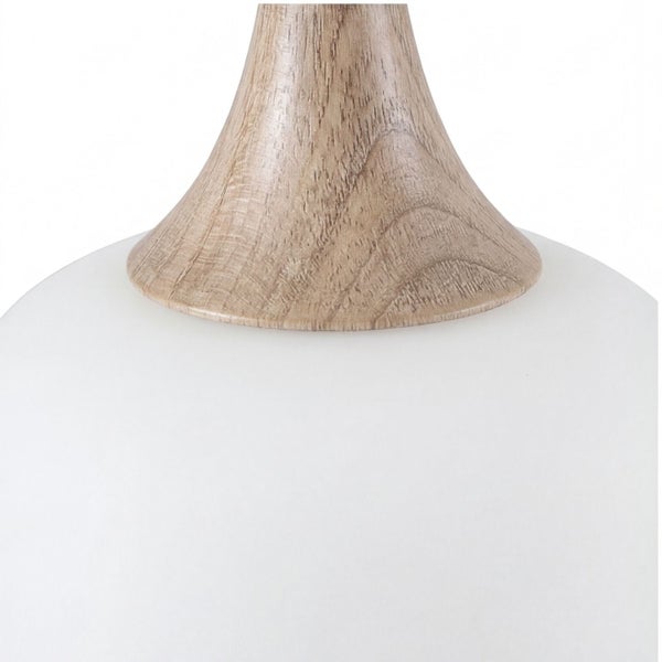 Nahaufnahme einer Pendelleuchte mit weißem Glasschirm und Aufhängung in Holzoptik.