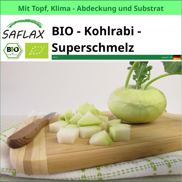 Bio Kohlrabi Sorte Superschmelz auf einem Schneidebrett mit Messer und Würfeln