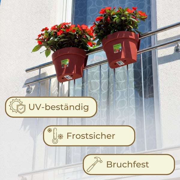 Zwei Pflanztöpfe mit roten Blumen an einem Balkongeländer. Die Töpfe sind UV-beständig, frostsicher und bruchfest.