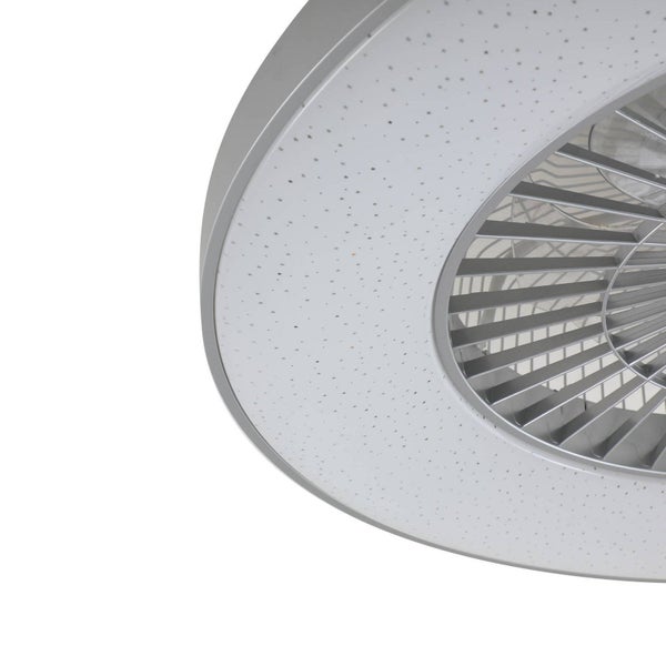 Detail eines runden Deckenventilators mit LED-Licht, Sternenhimmel-Effekt auf der Abdeckung und zentralem Ventilator mit Schutzgitter.