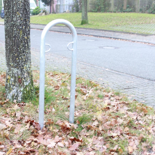 Metall Fahrradständer neben Baum