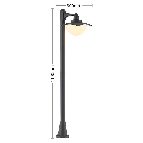 Außenleuchte mit runder Lampe auf Kies