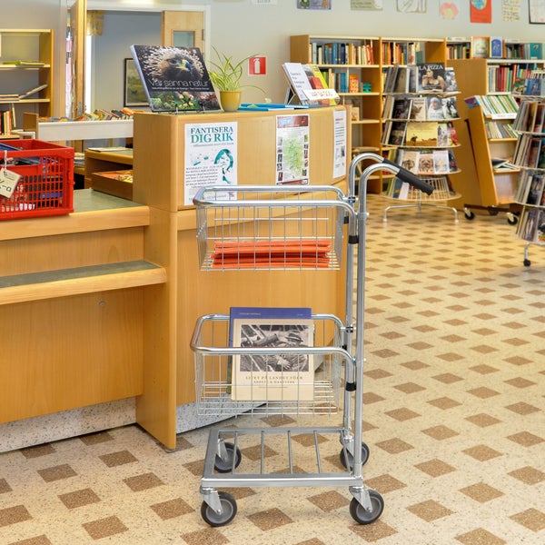 Bibliotheksszene mit Bücherwagen und Regalen gefüllt mit Büchern