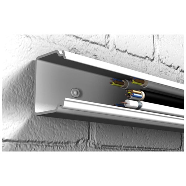 Installationskanal mit Stromkabel an der Wand