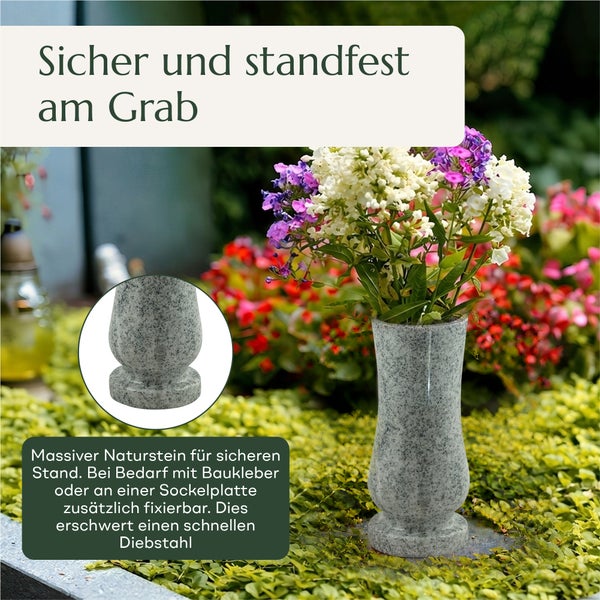Grabvase aus massivem Naturstein mit Blumenstrauß zur Dekoration auf einem Friedhof als sichere und standfeste Grabdekoration.