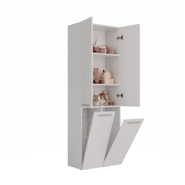 Weißer Badhochschrank mit offenen Türen und Wäschekörben