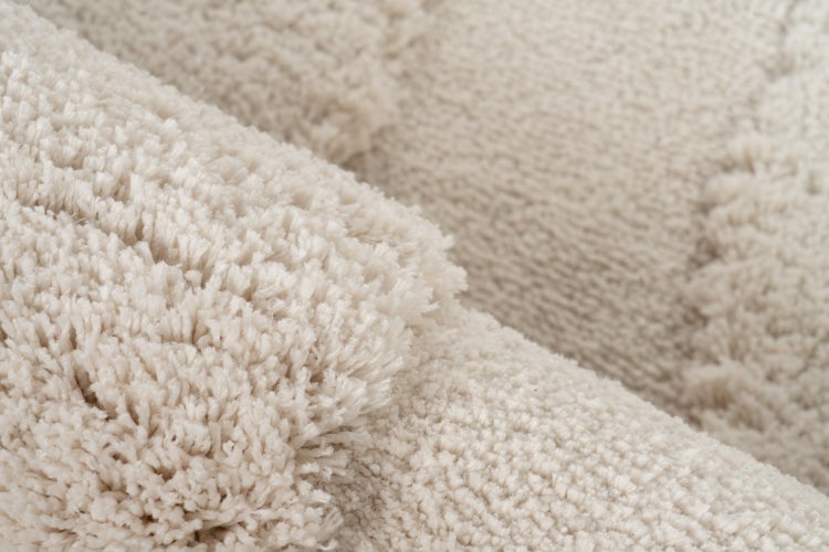 Nahaufnahme eines flauschigen Hochflorteppichs mit weicher Textur