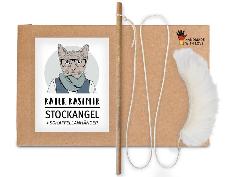 Premium Spielangel für Katzen mit echtem Schaffell. Extra langer Holzgriff mit langem Baumwollband. Von Hand und mit Liebe in Deutschland gefertigt