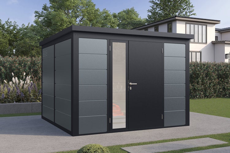 Modernes Gartenhaus aus Metall mit Flachdach und Tür mit Glaseinsatz, aufgestellt in einem gepflegten Garten mit Rasenfläche.