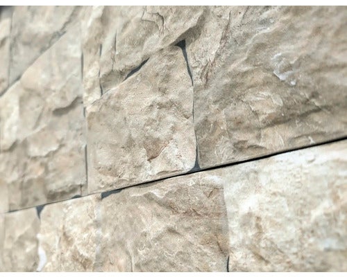 Nahaufnahme einer Wandverkleidung mit Natursteinoptik