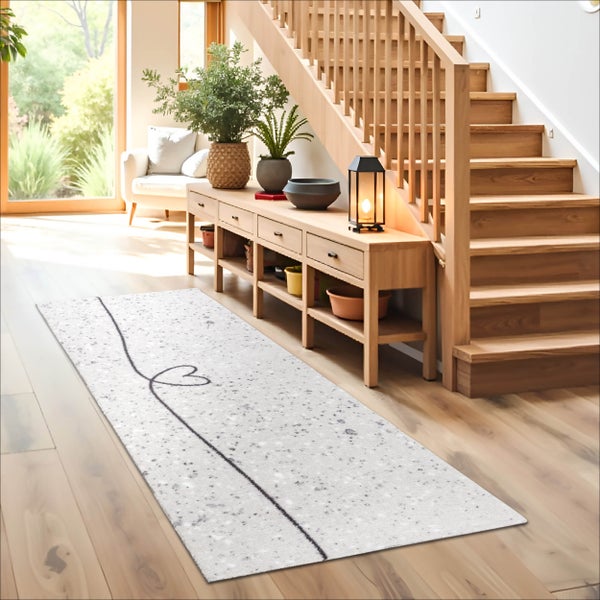 Läufer mit Herzmotiv auf Holzfußboden in einem hellen Eingangsbereich mit Holztreppe und Sideboard.