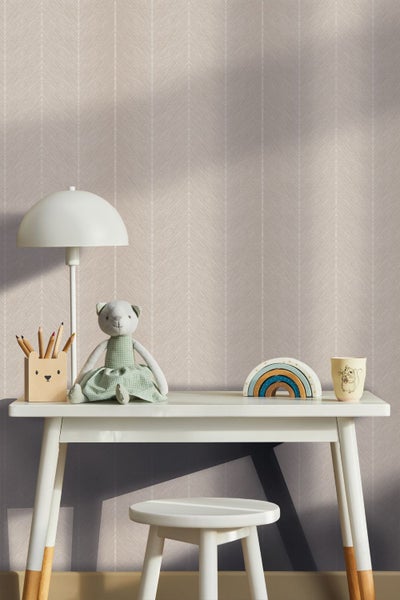 Vliestapete mit feinem Fischgrätmuster in einem hellen Kinderzimmer mit Schreibtisch aus Holz, einer Lampe und Kinderspielzeug.
