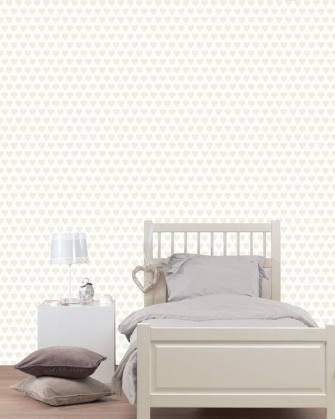 Einrichtung eines Schlafzimmers mit Bett, Nachttisch und Herztapete