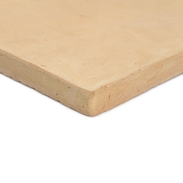 Quadratische Terracotta Bodenfliese mit strukturierter Oberfläche und natürlicher Kante.