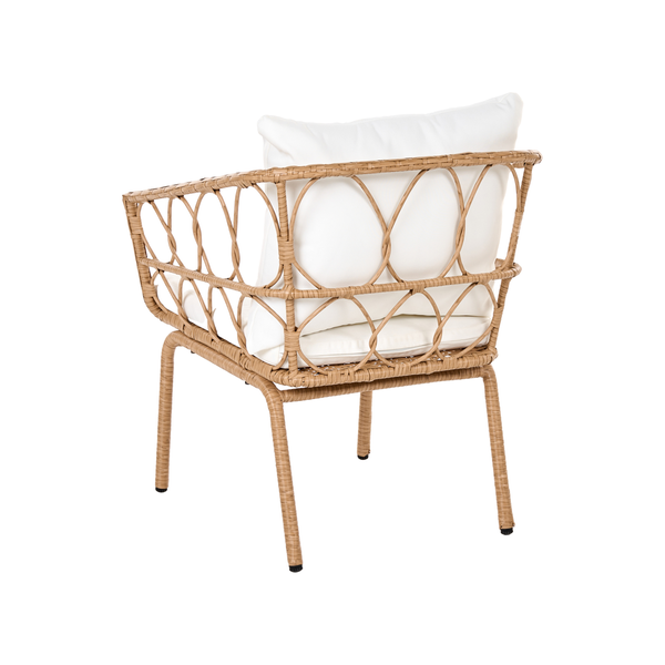 Gartenmöbel Set bestehend aus zwei Sesseln in Rattanoptik mit Polstern und rundem Tisch auf einer sonnigen Terrasse mit Pflanzen.