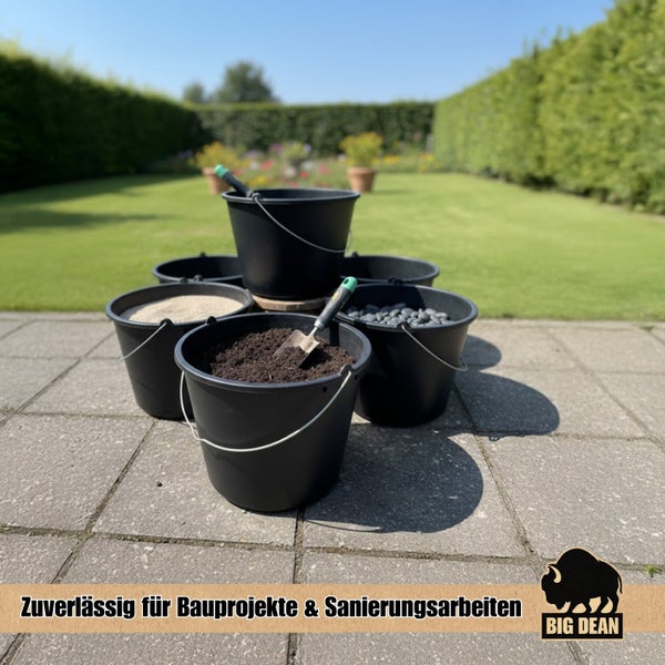 Mehrere schwarze Maurereimer mit Sand, Erde und Steinen auf einer Terrasse im Garten mit Big Dean Logo.