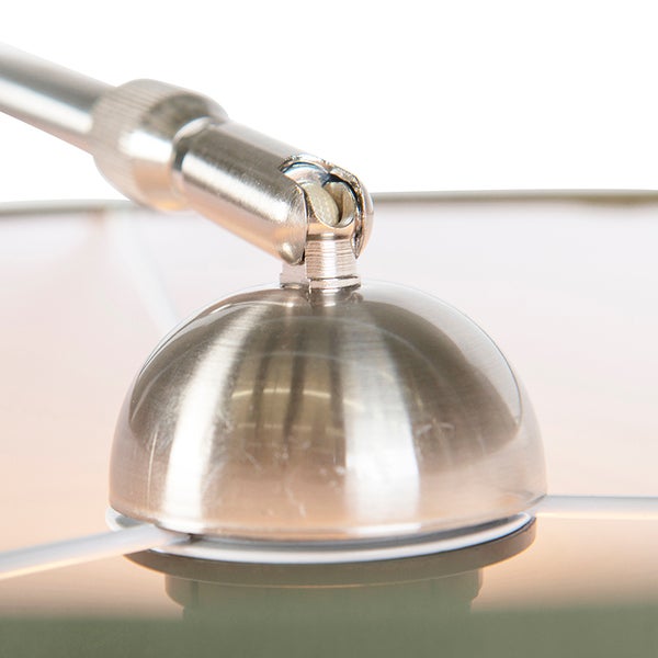 Detailansicht einer Lampe mit verstellbarem Arm und Metallfuß