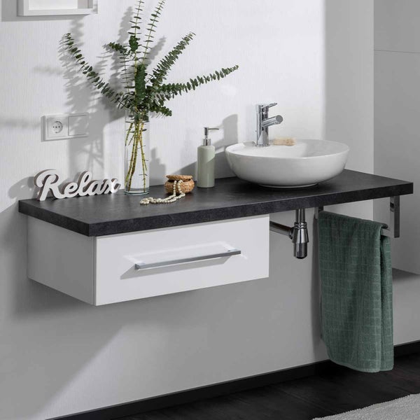 Modernes Badezimmer mit Aufsatzwaschbecken, Waschtischunterschrank und Dekorationsartikeln.