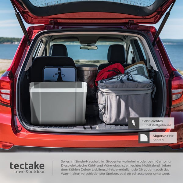 Elektrische Kühl- und Wärmebox von tectake im Kofferraum eines Autos neben Reisetaschen, mit leichtem Kunststoffgehäuse und abgerundeten Kanten.