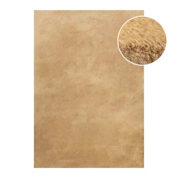 Beigefarbener Hochflor-Teppich in rechteckiger Form mit weicher, flauschiger Oberfläche und Detailansicht der Struktur.