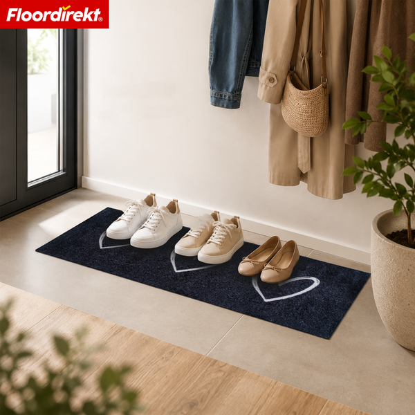 Fußmatte mit Herzmotiv im Eingangsbereich, Flooridirekt Logo, schmale Fußmatte auf Fliesenboden mit Schuhen und Garderobe.