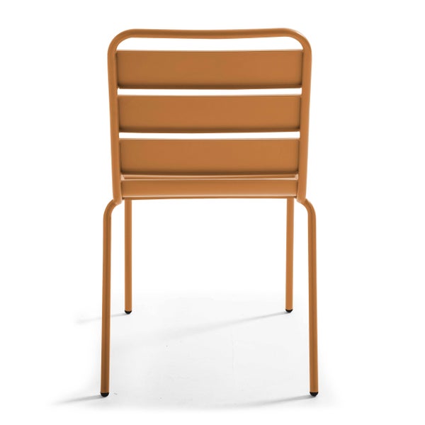 Moderner Gartenstuhl aus Metall mit Lattenrückenlehne, Rückansicht.