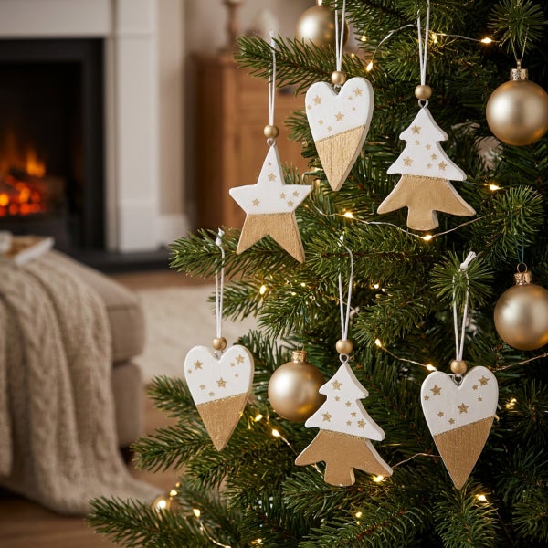 Weihnachtsbaumschmuck aus Holz mit Sternenmotiv und goldenen Akzenten an einem Tannenbaum vor einem Kamin.