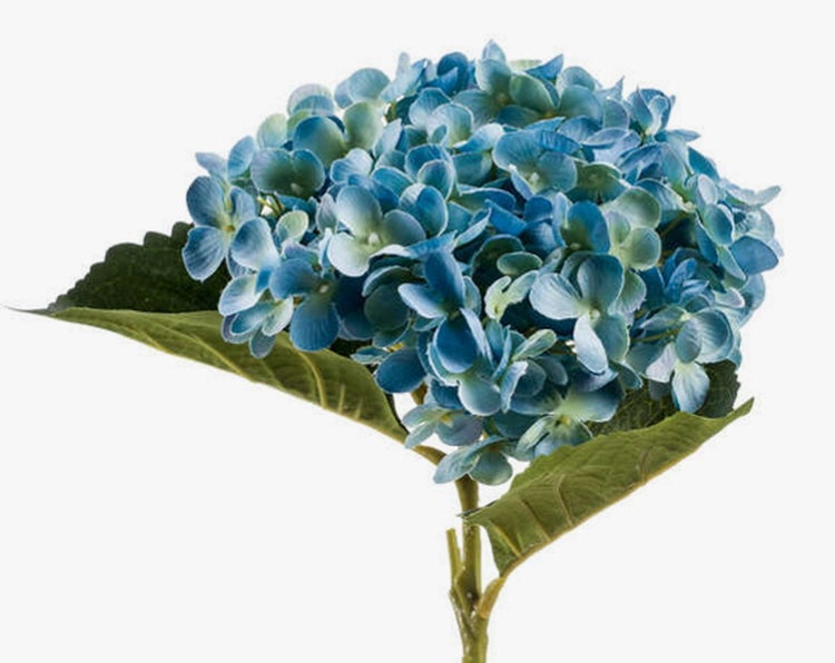 Künstliche Hortensie mit blauem Blütenkopf und grünen Blättern.