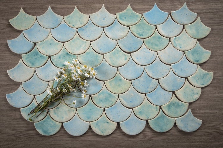 Fischschuppenfliesen aus Keramik auf Holzhintergrund