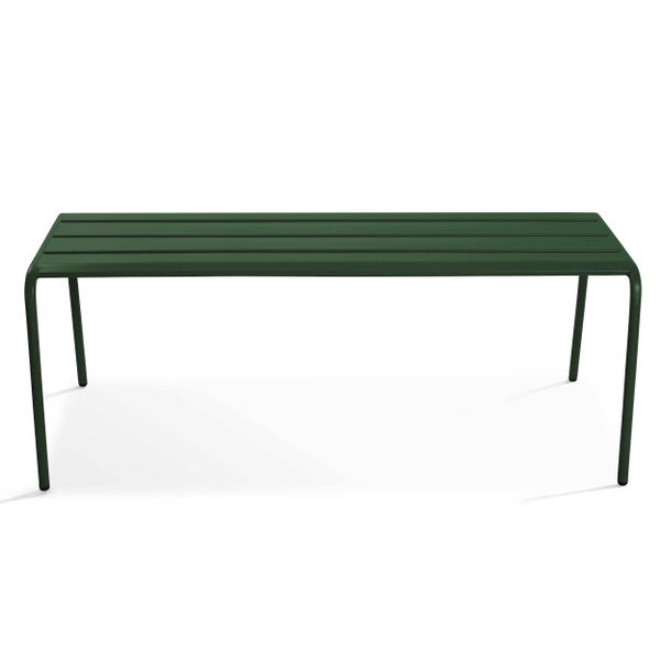 Dunkelgrüne Gartenbank aus Metall mit Lattensitz und vier Beinen.