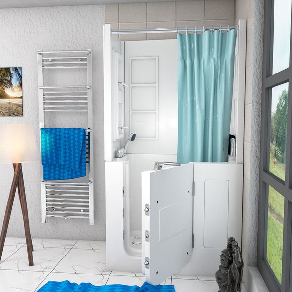 Barrierefreie Sitzbadewanne mit offener Tür, Duschvorhang und Handbrause in einem hellen Badezimmer mit Handtuchheizkörper.