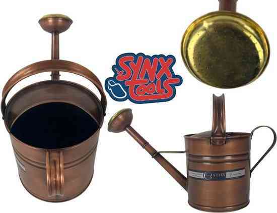 Mehrere Ansichten einer Kupfer-Gießkanne mit Sinx Tools Logo