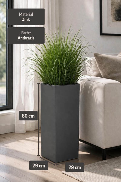 Hohe quadratische Pflanzsäule aus Zink in Anthrazit, 80 Zentimeter hoch und 29 Zentimeter breit, in hellem Wohnzimmer mit künstlichem Gras bepflanzt.